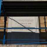 La parte posteriore invece d� sul mare e ha di fronte il teatro Margherita. Su questa facciata si trova la targa che ricorda l�incontro avvenuto il 3 febbraio 1859 fra Francesco di Borbone e Maria Sofia Amalia, sorella dell�imperatrice Sissi: l�ultima coppia di borbonici ad aver regnato in Italia